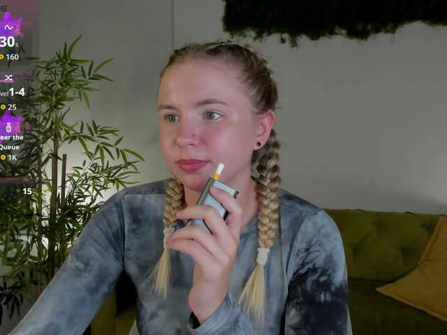 Linda-Bloom live webcam show
