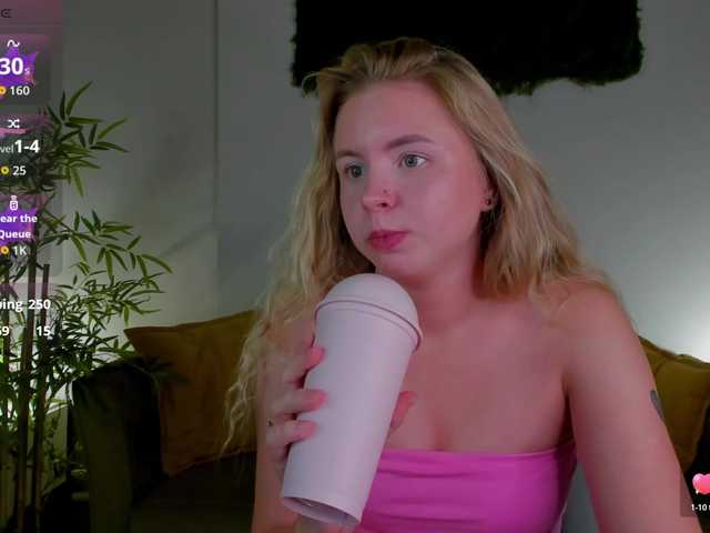 Linda-Bloom live webcam show