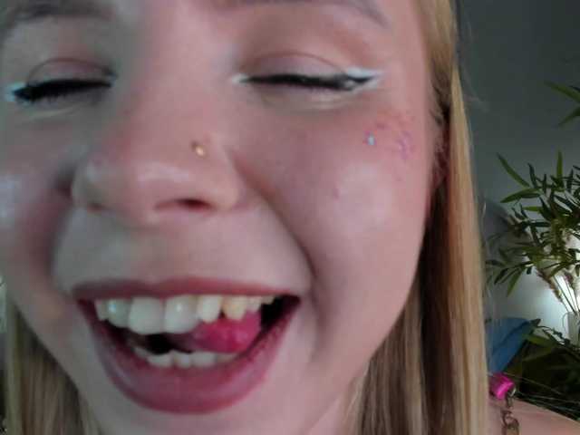 Linda-Bloom live cam on BongaCams