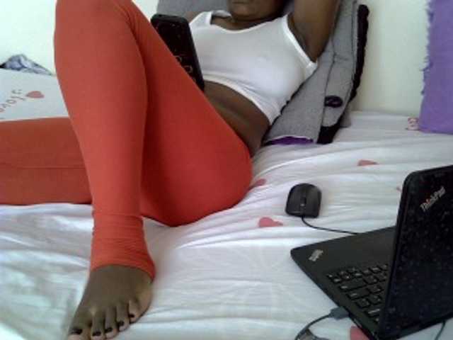 le modèle Sexxyboobies23 est en webcam porno dans un show sur le site bongacams, il possède les tags suivants: Ebony,Brunette,Trimmed
