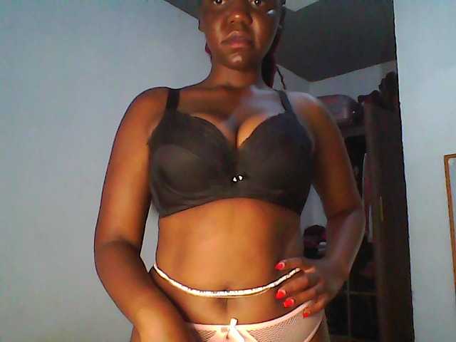 Cutequinebony live cam on BongaCams