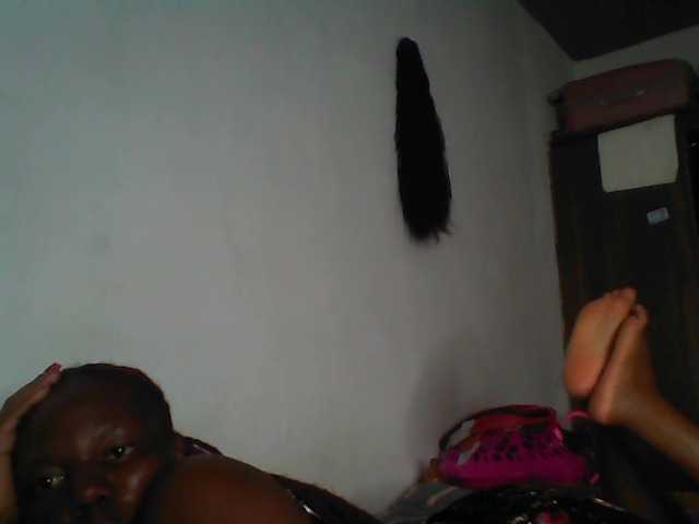 Cutequinebony live cam on BongaCams