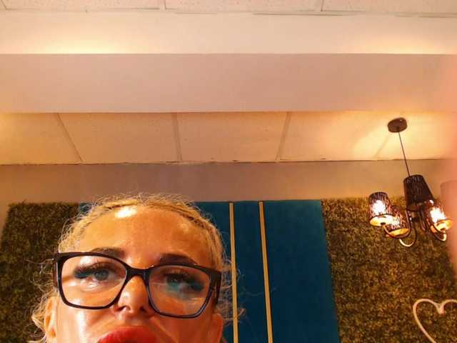ElviraZoi live cam on BongaCams