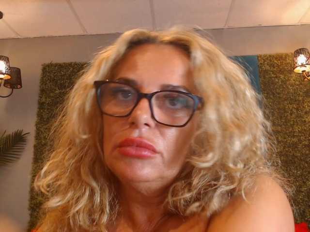 ElviraZoi live cam on BongaCams