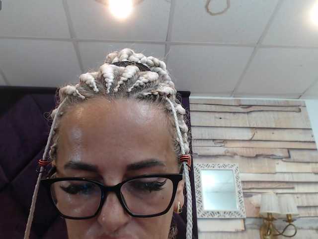 ElviraZoi live cam on BongaCams