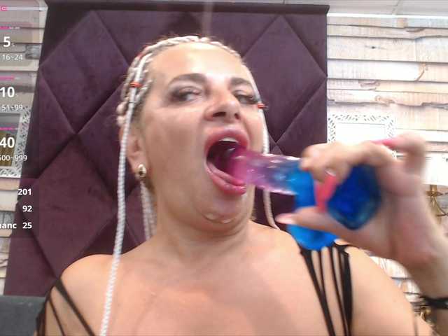 ElviraZoi live cam on BongaCams