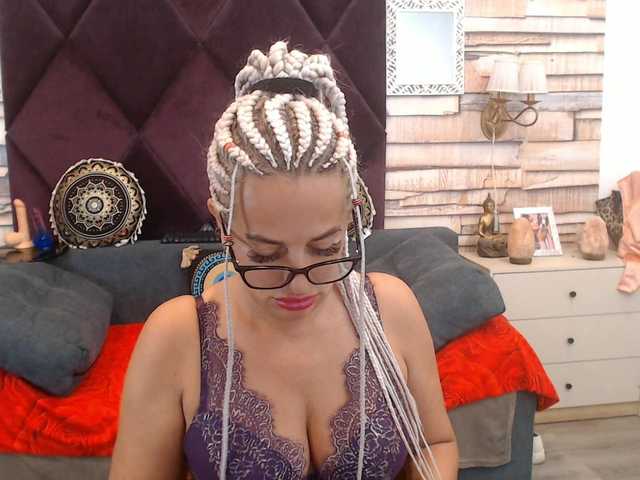 ElviraZoi live cam on BongaCams