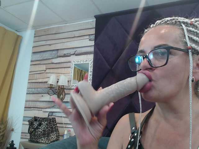ElviraZoi live cam on BongaCams