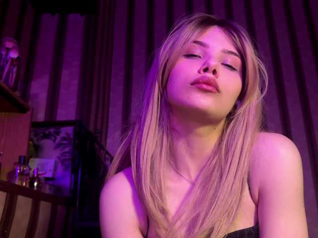 KittyMila live cam