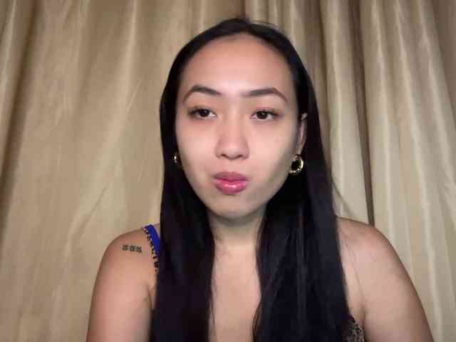 LilyBrazen webcam