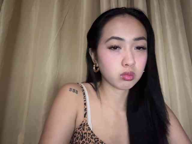 LilyBrazen webcam