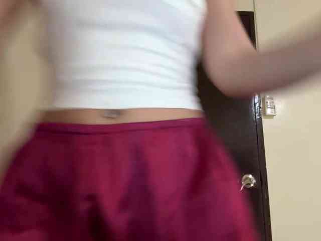LilyBrazen webcam