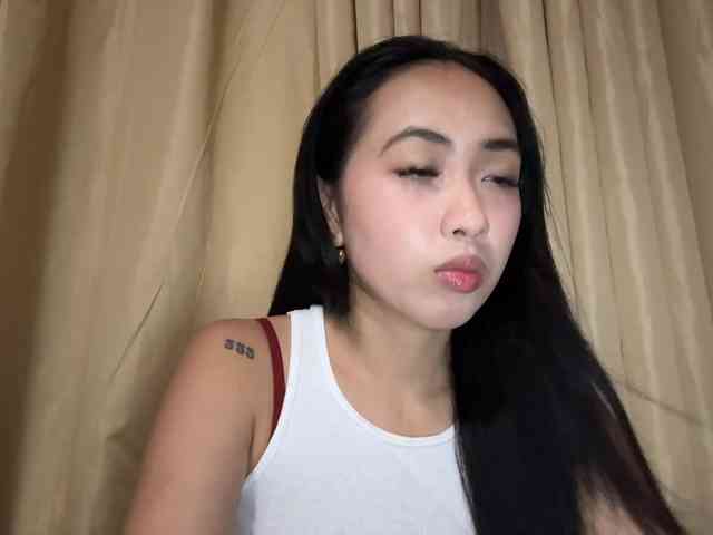 LilyBrazen webcam