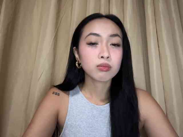 LilyBrazen webcam