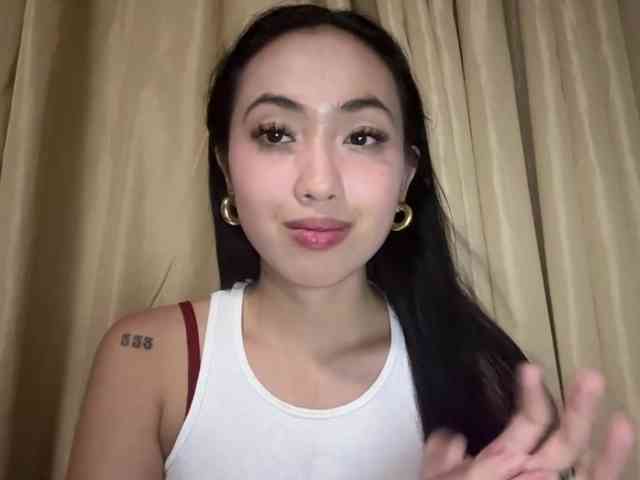LilyBrazen webcam