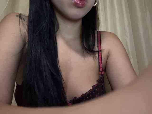 LilyBrazen webcam