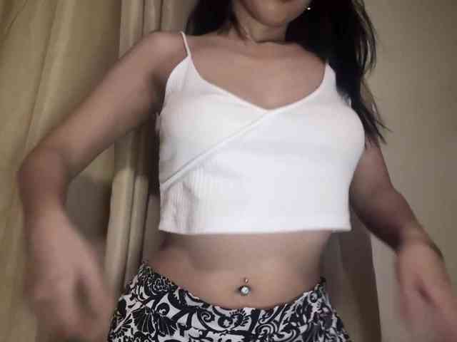 LilyBrazen webcam