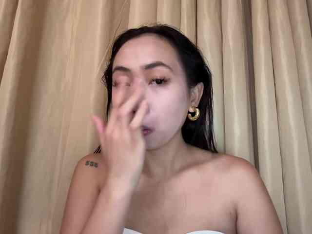 LilyBrazen webcam