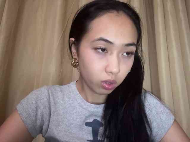 LilyBrazen webcam