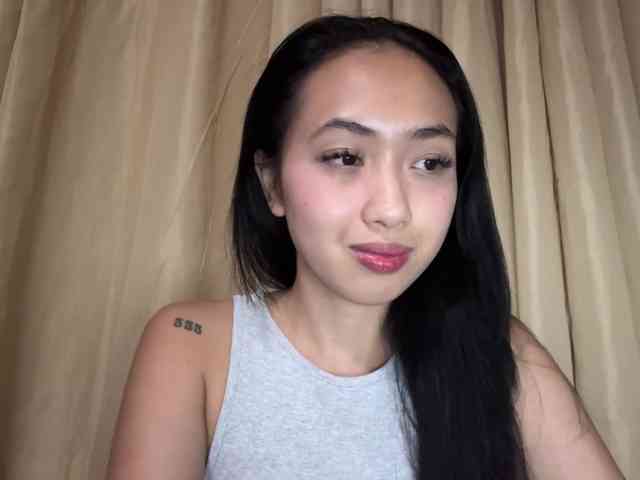 LilyBrazen webcam