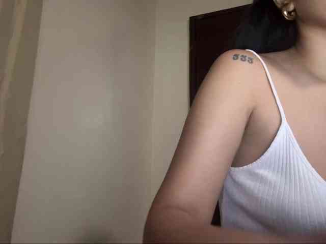LilyBrazen webcam