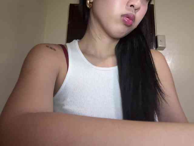 LilyBrazen webcam