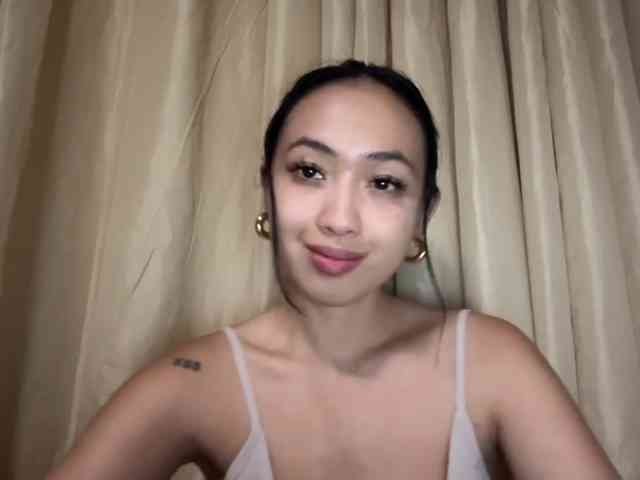 LilyBrazen webcam