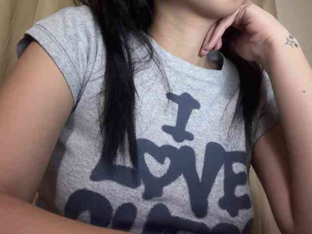 LilyBrazen webcam