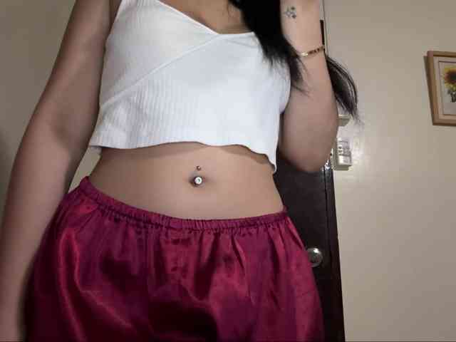 LilyBrazen webcam