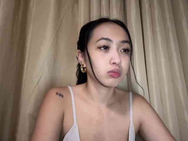 LilyBrazen webcam