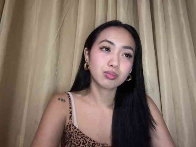 LilyBrazen webcam
