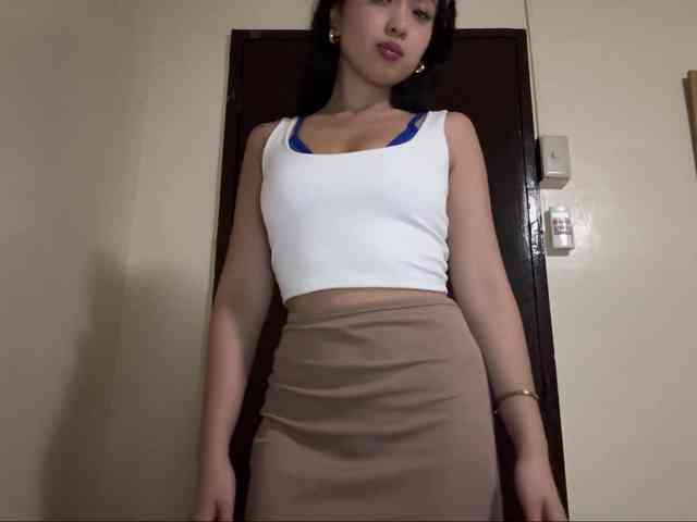 LilyBrazen webcam
