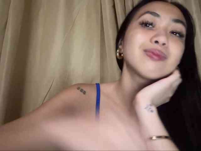 LilyBrazen webcam