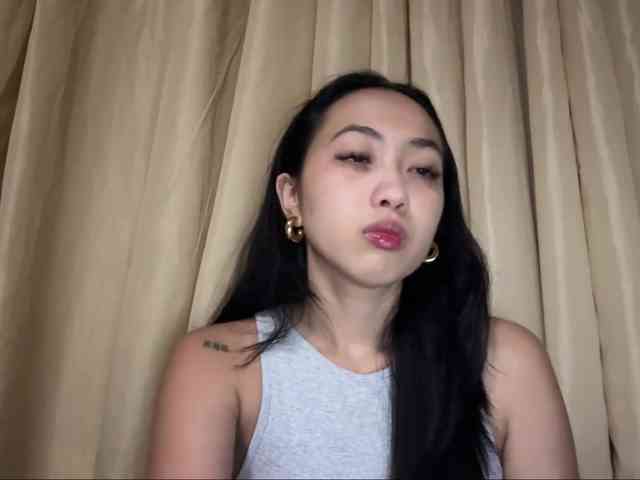 LilyBrazen webcam