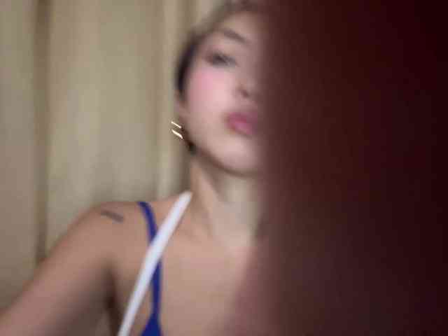 LilyBrazen webcam