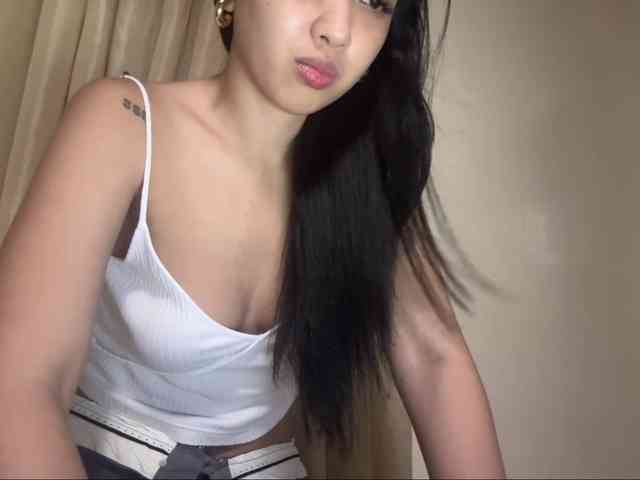 LilyBrazen webcam