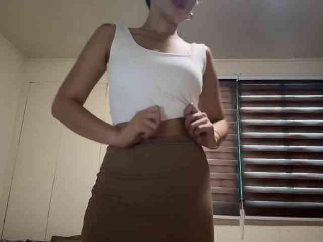 LilyBrazen webcam