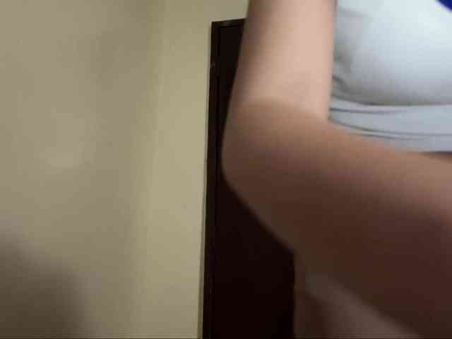 LilyBrazen webcam