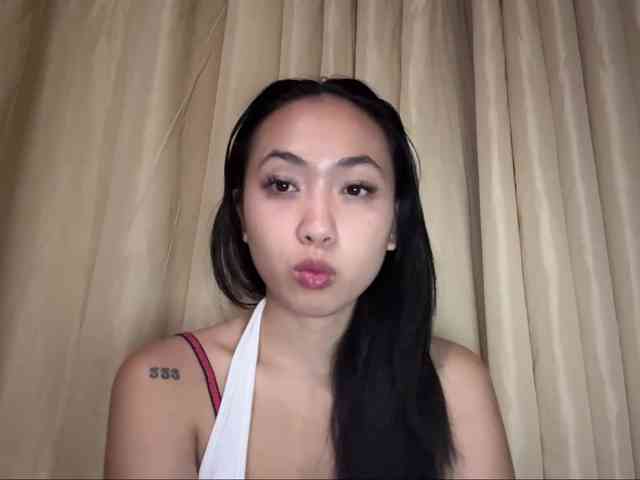 LilyBrazen webcam