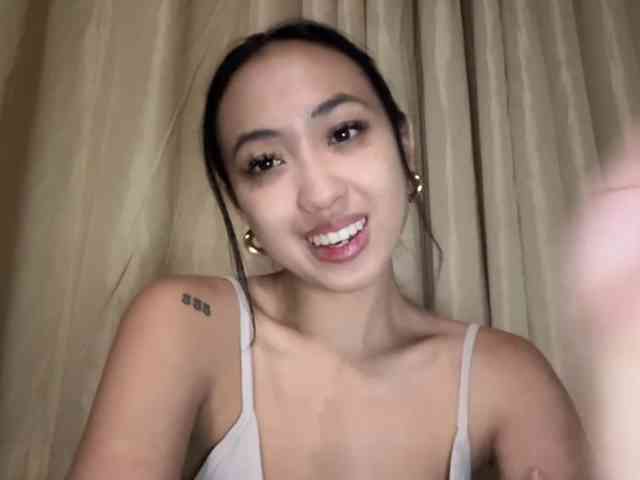LilyBrazen webcam