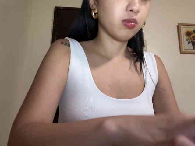 LilyBrazen webcam