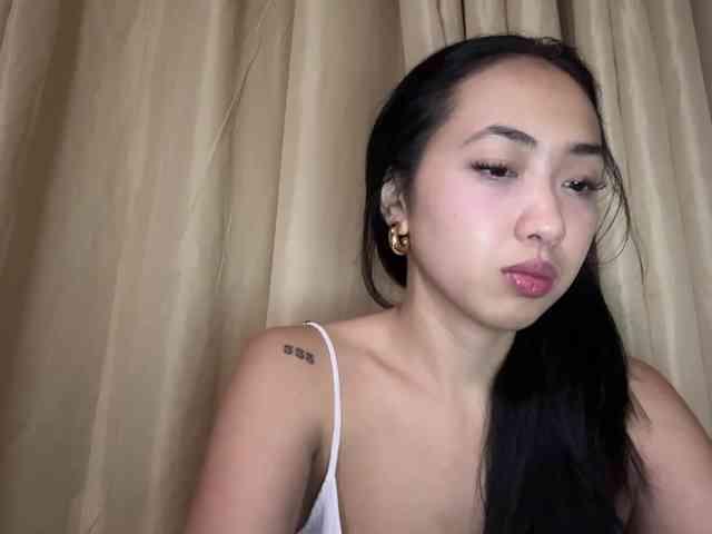 LilyBrazen webcam
