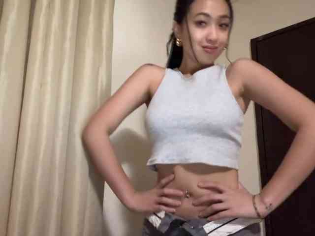 LilyBrazen webcam