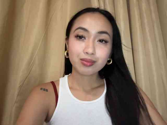 LilyBrazen webcam