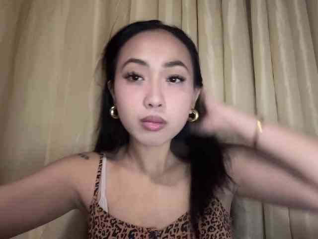 LilyBrazen webcam