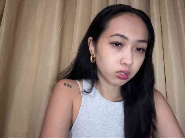 LilyBrazen webcam