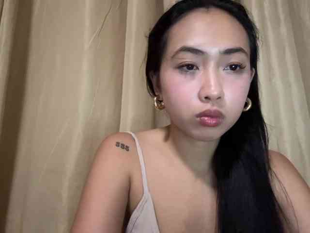 LilyBrazen webcam