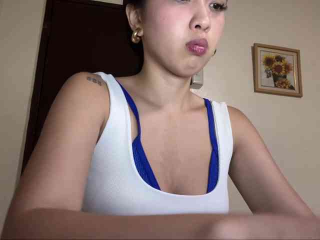 LilyBrazen webcam