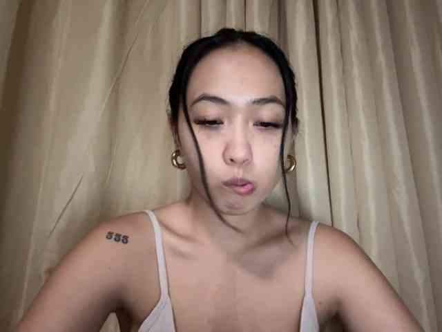 LilyBrazen webcam