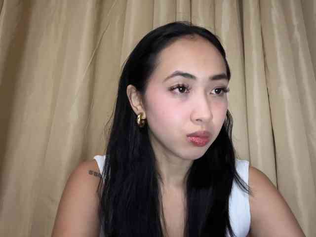 LilyBrazen webcam